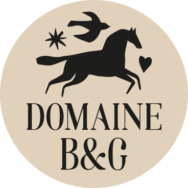 Logo de Domaine B&G avec un cheval, un oiseau et un cœur.