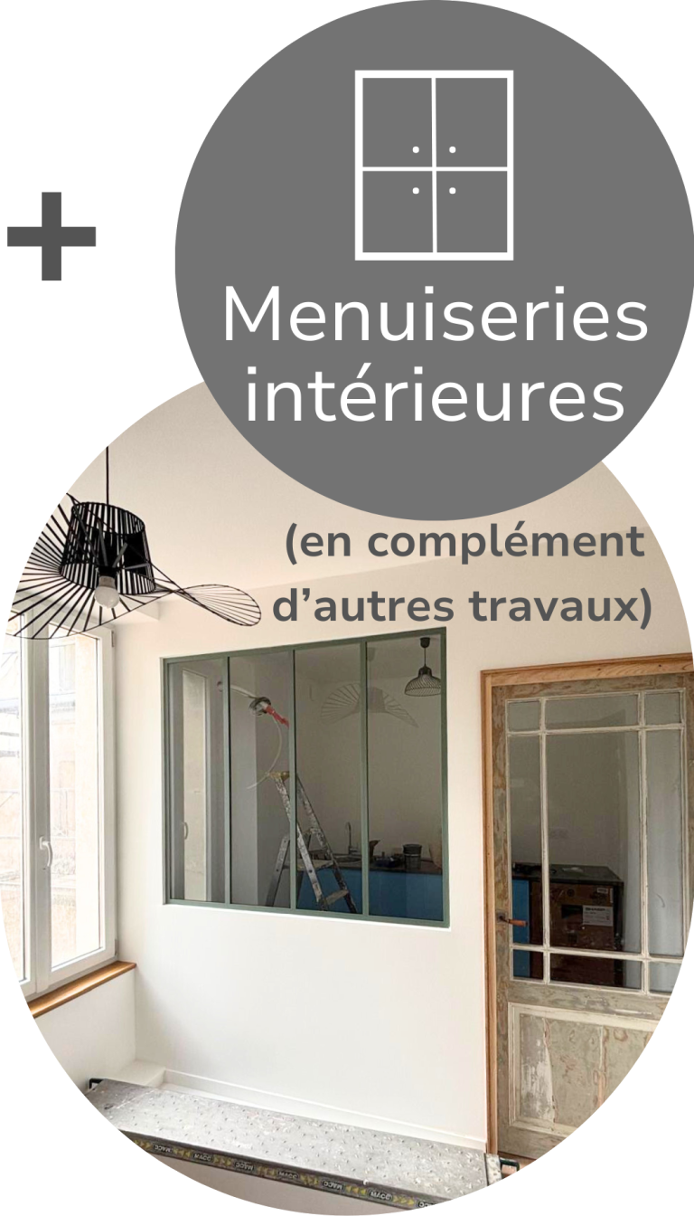 Intérieur d'une pièce avec fenêtres et menuiseries, en cours de rénovation.