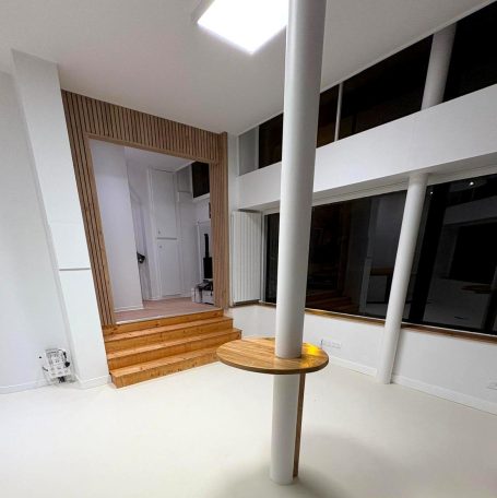 sarl guillemot barbezieux - aménagement cellule commerciale royan Intérieur moderne avec un poteau blanc et un escalier en bois. Mur de fenêtres.