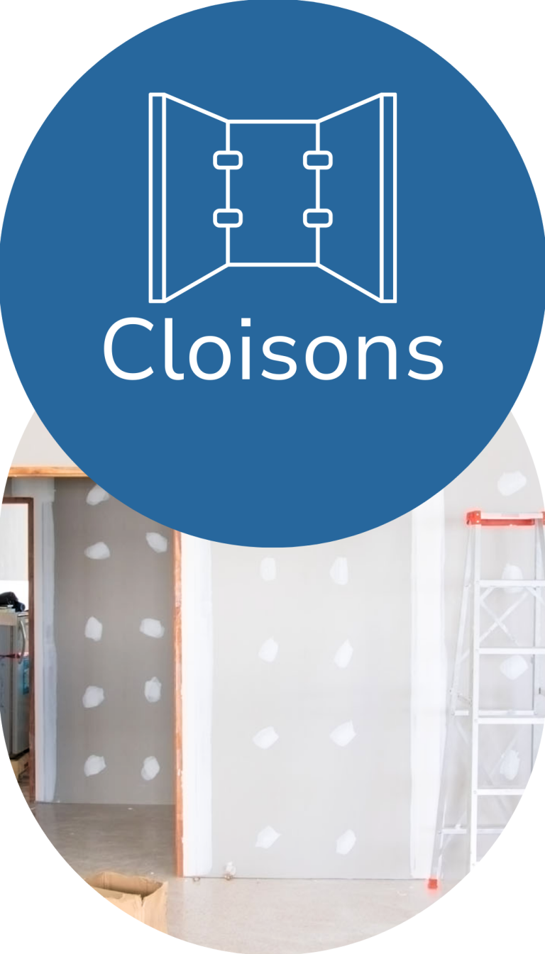 Cloisons en préparation pour l'installation, murs avec peinture blanche et rouleaux.